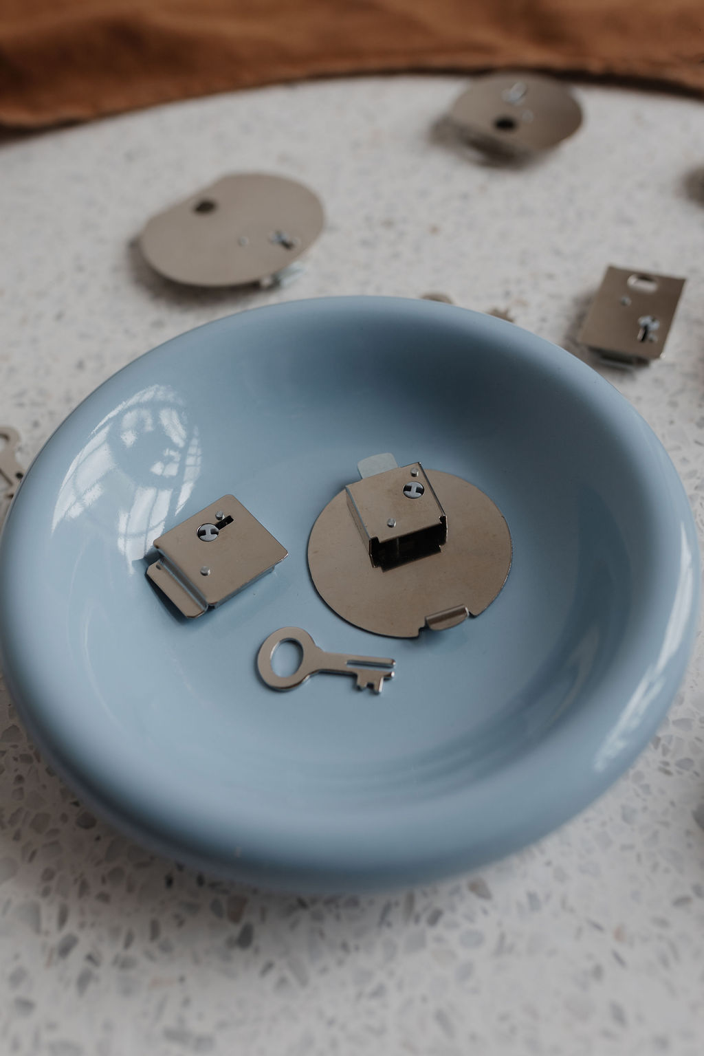 Spardosenschlösser auf blauem Teller